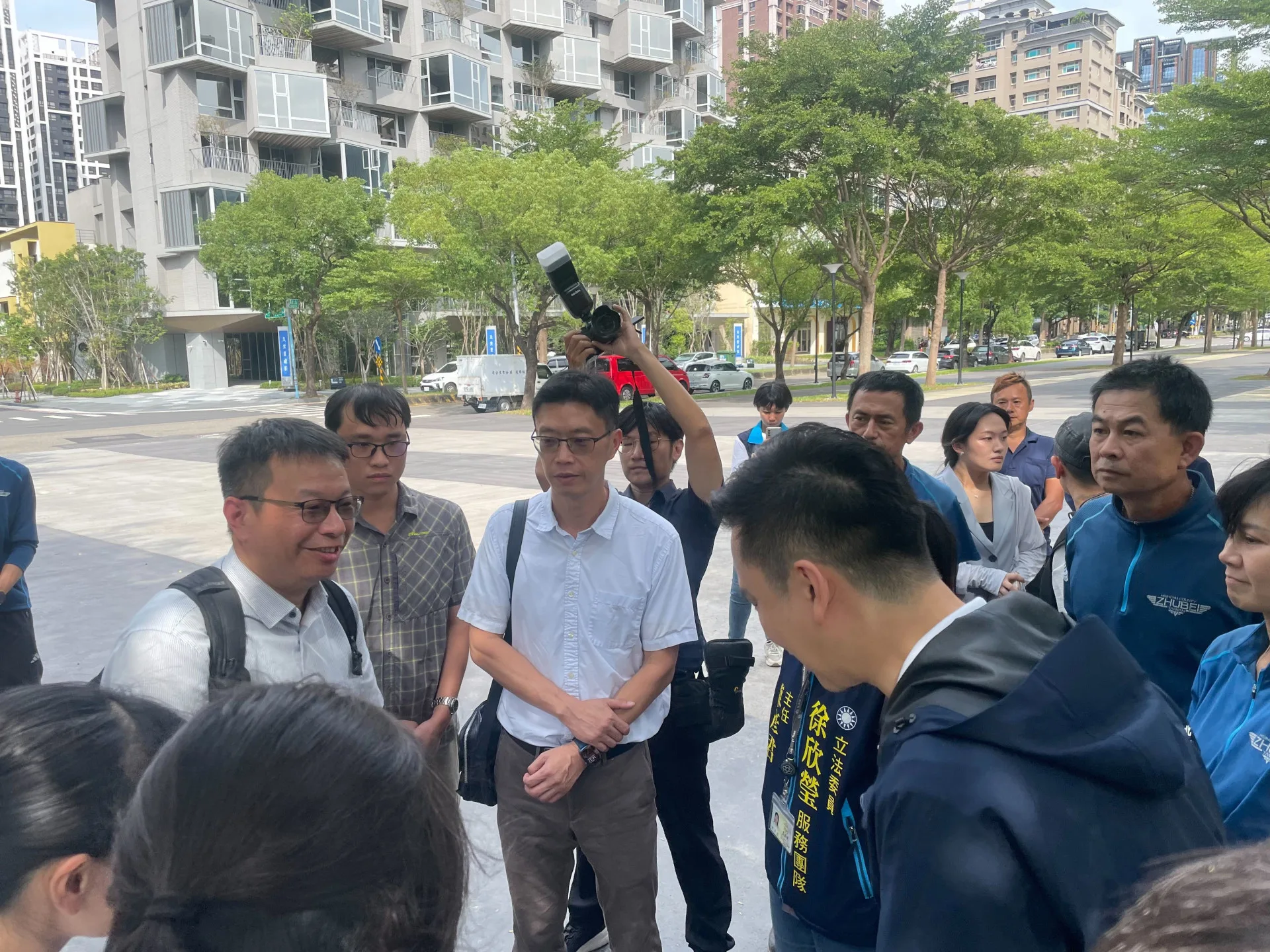 竹縣府環保局長蕭宏杰(中間著白襯衫者)9日到竹北水圳公園會勘監測位置。