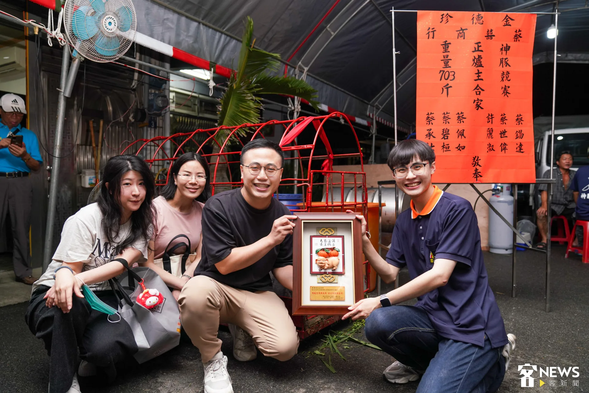 今年最年輕的爐主蔡碧桓家中殺豬，與好友合照。朱愷元攝