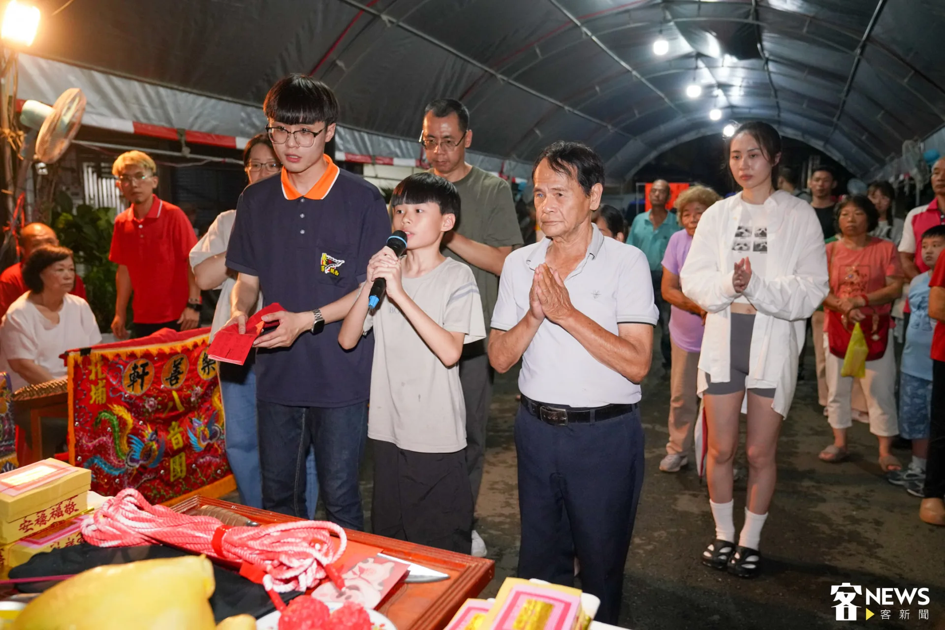 整個流程包含燒香、請神、誦經等，由家人共同參與。朱愷元攝