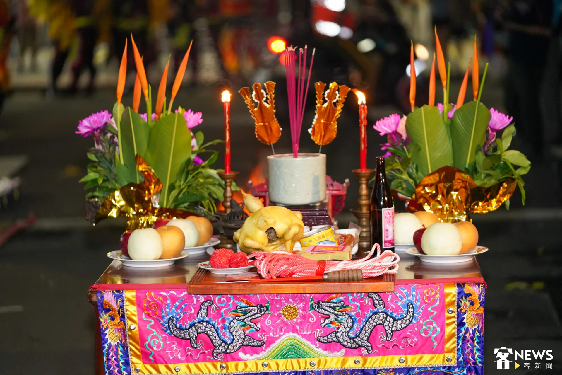 整個流程包含燒香、請神、誦經等。朱愷元攝