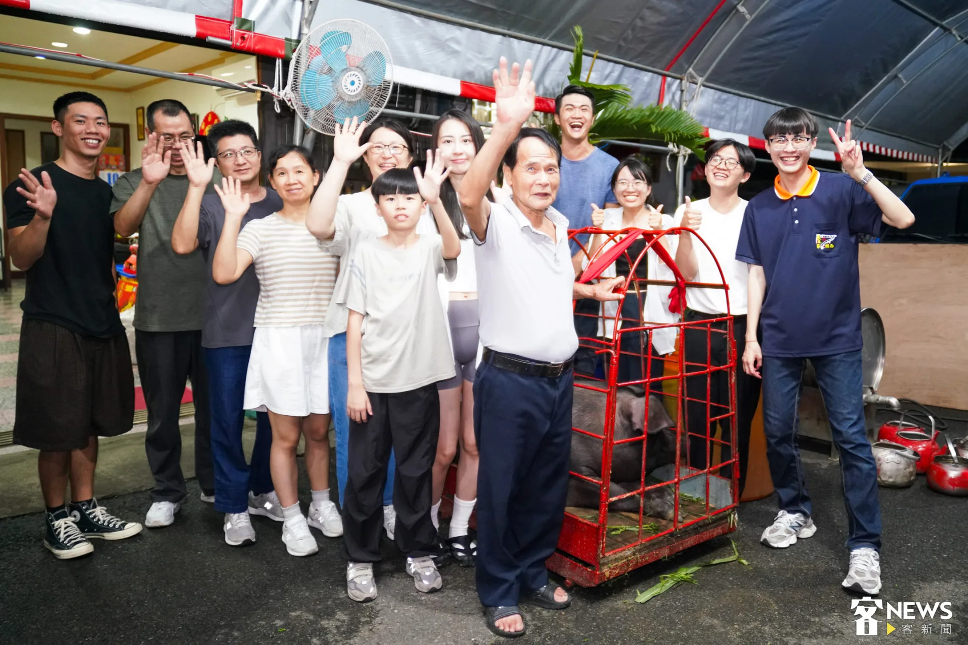 今年最年輕的爐主蔡碧桓家中殺豬，與親朋好友合照。朱愷元攝