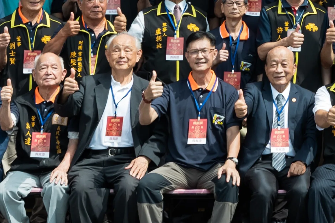 道卡斯族代表三仁壽（左3）與泉州裔代表黃忠山（左2）。