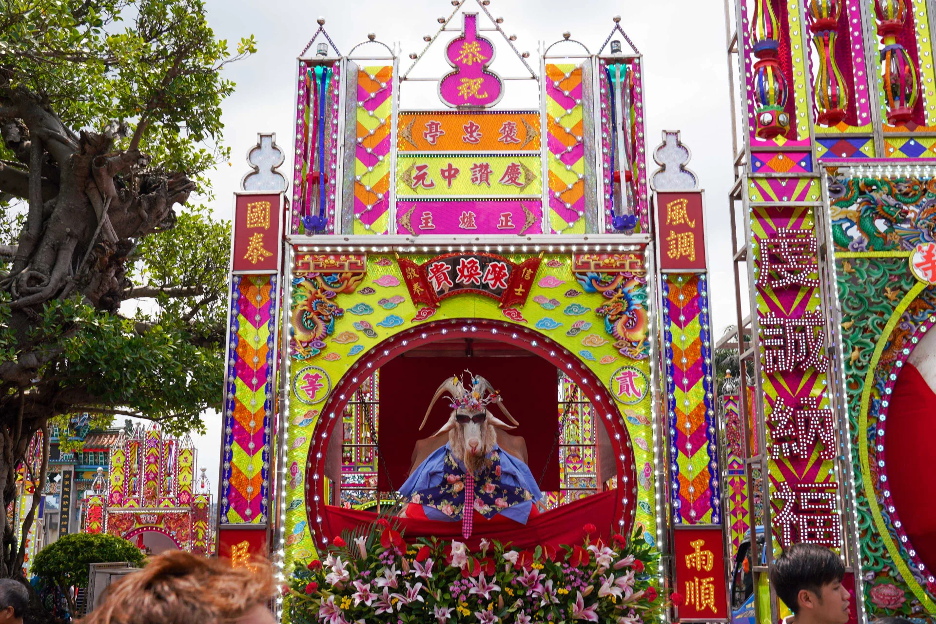 義民祭神羊吸引大批民眾圍觀。李宥妍攝