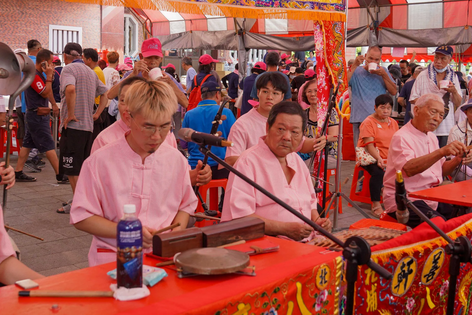 佐京（左1）和師傅賴義發（右1）9月11日，在新埔褒忠亭義民祭的「客家神樂八音大拼場」一起上場。資料照，李宥妍攝