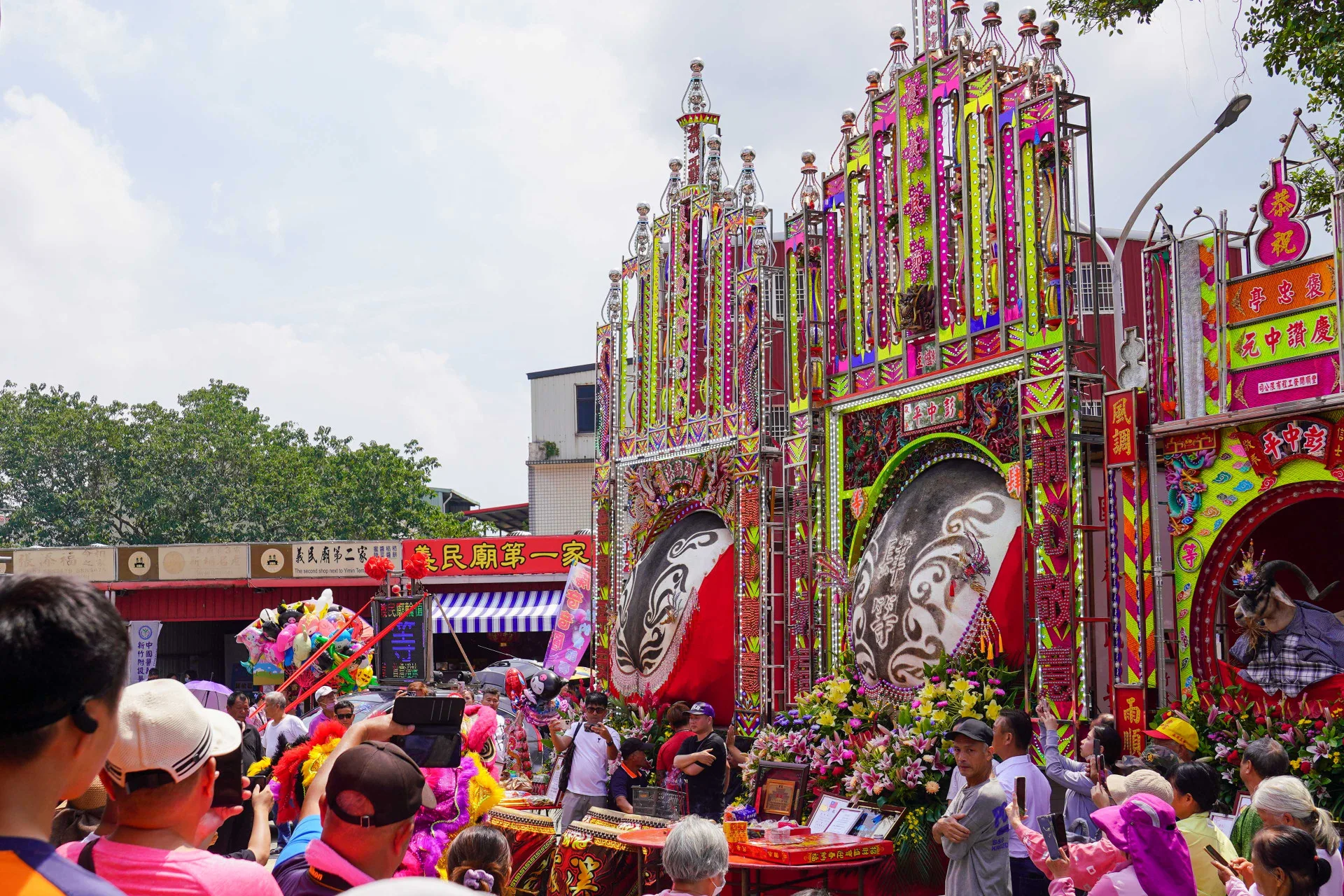 義民祭神豬吸引大批民眾圍觀。李宥妍攝