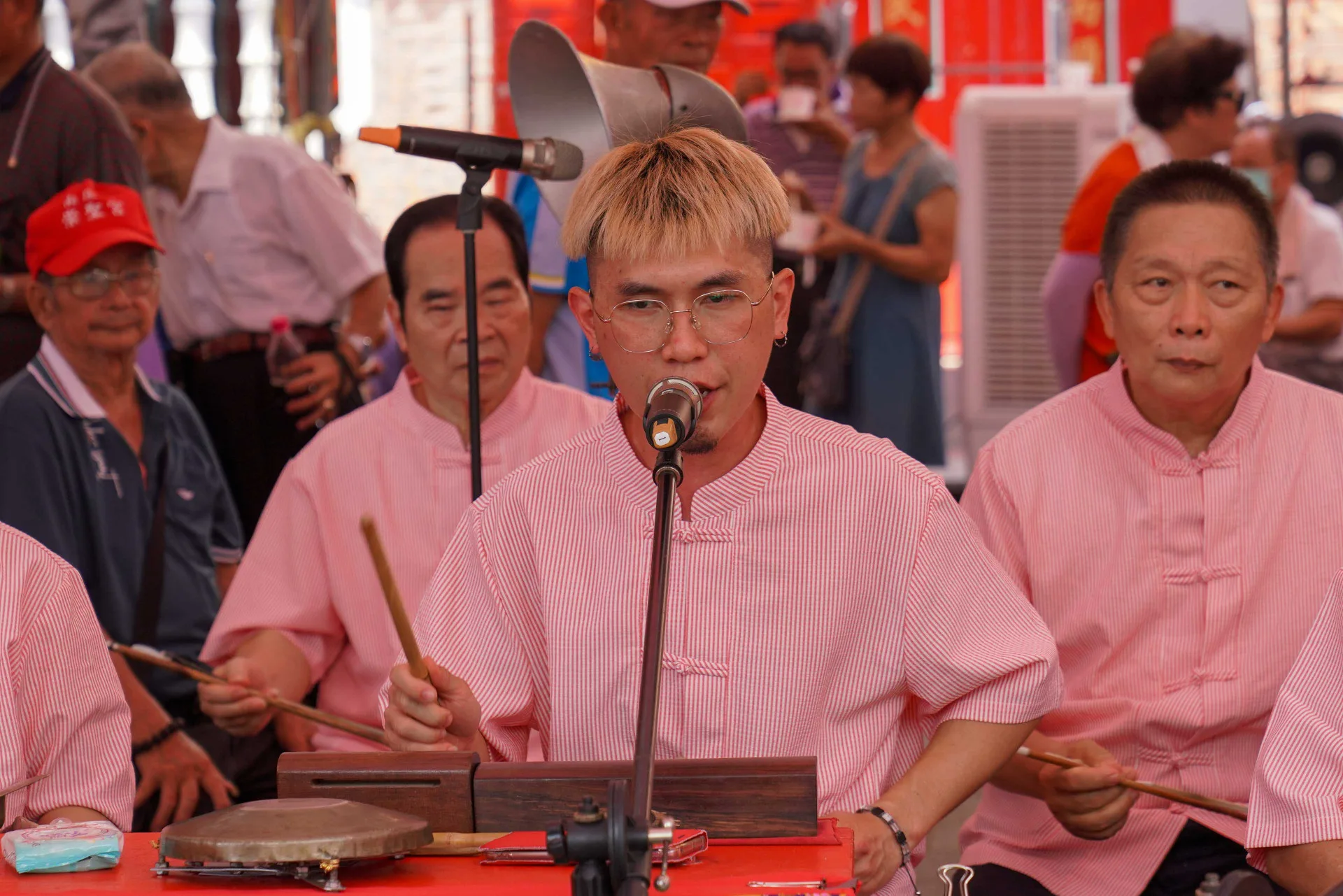 佐京(中)在2025年義民祭大典演出「客家神樂八音大拼場」。資料照,李宥妍攝