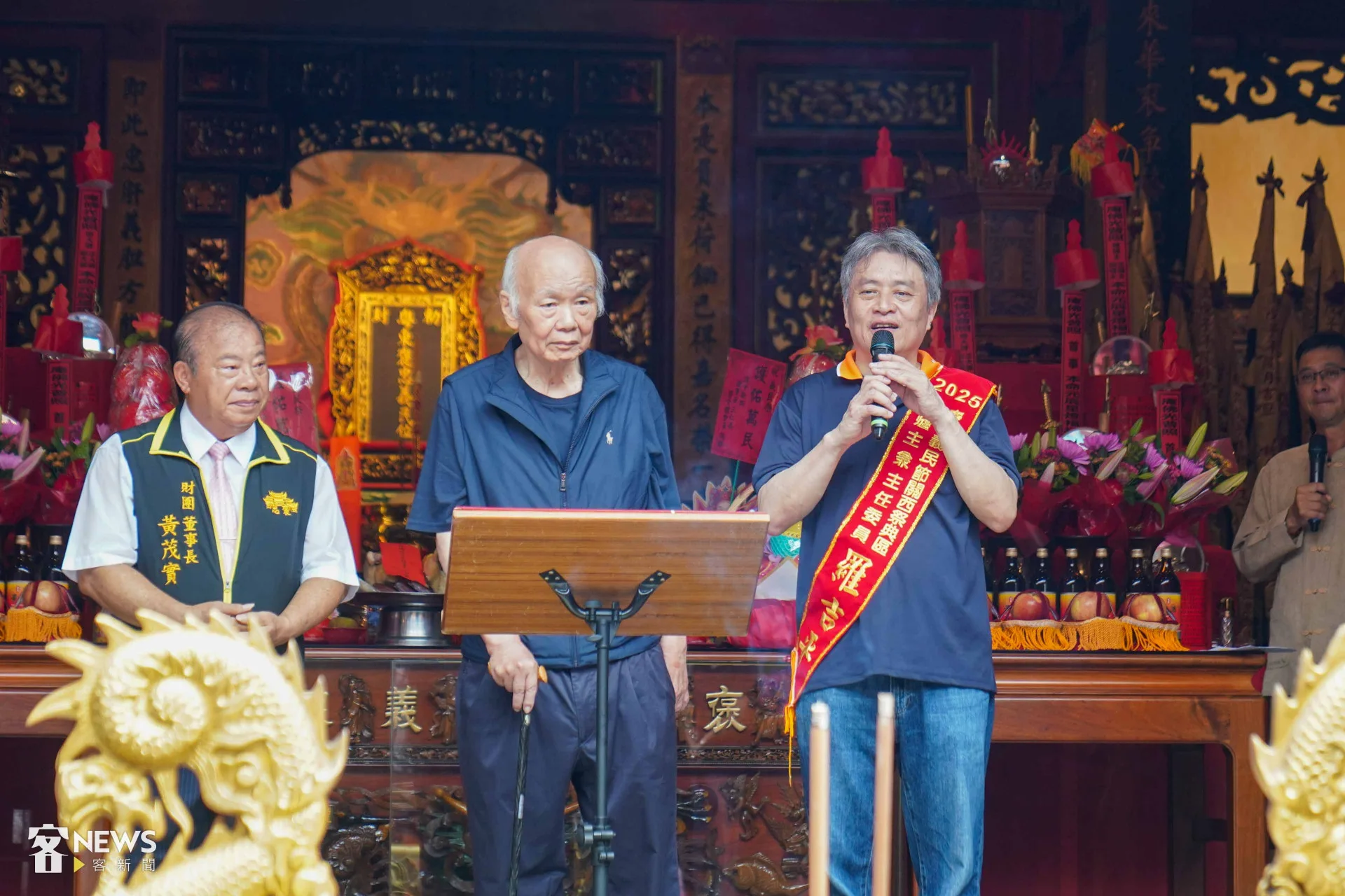 關西聯庄總爐主羅吉平（右）致詞。李台源攝