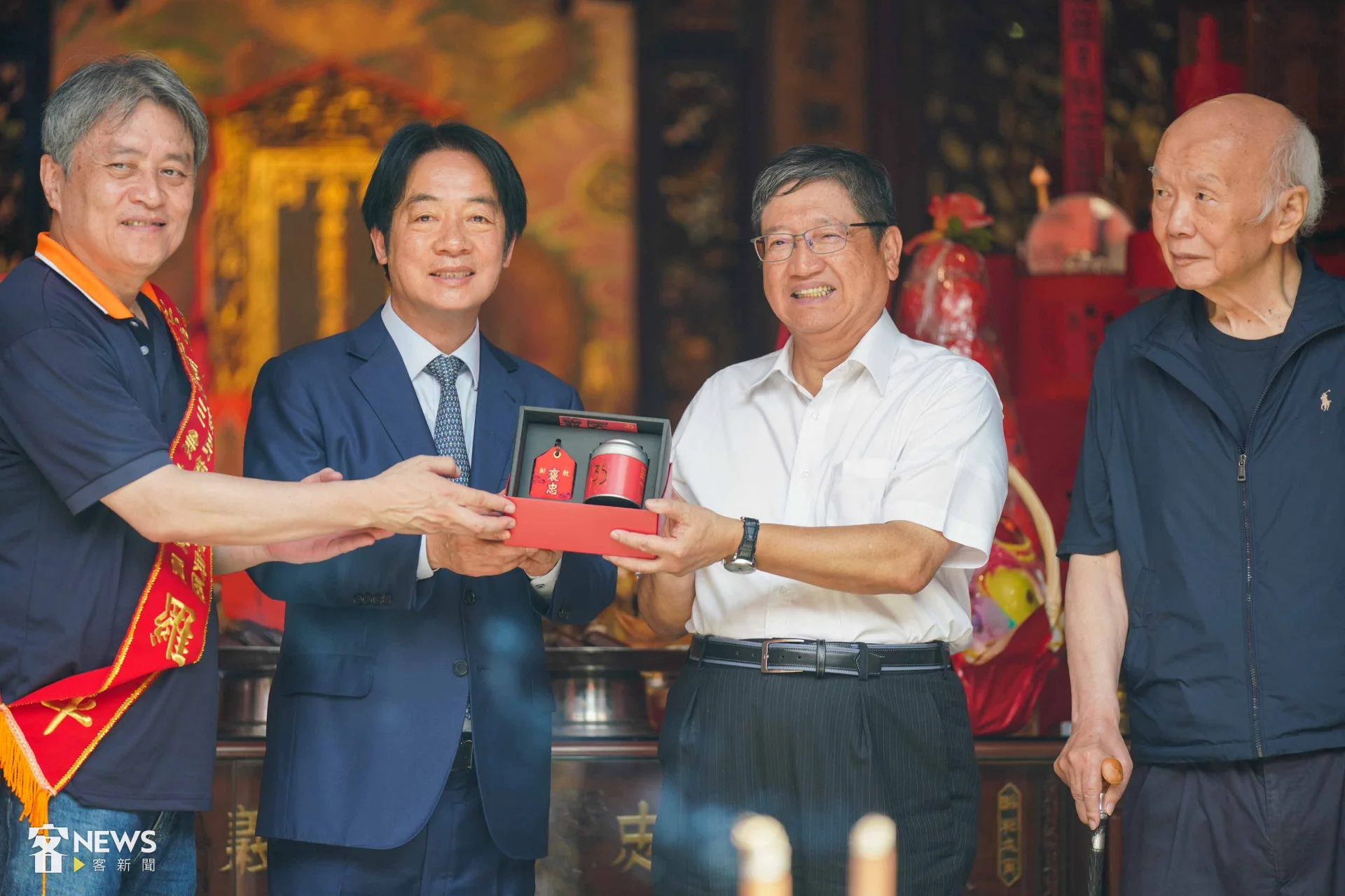 新竹縣長楊文科（右二）致贈總統賴清德（左二）文創禮品。李台源攝