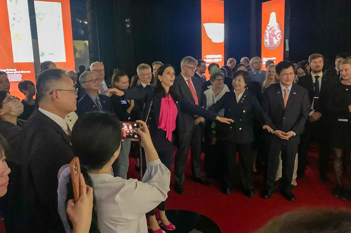 艾達莫娃體驗「走入畫中」互動裝置。國立故宮博物院提供