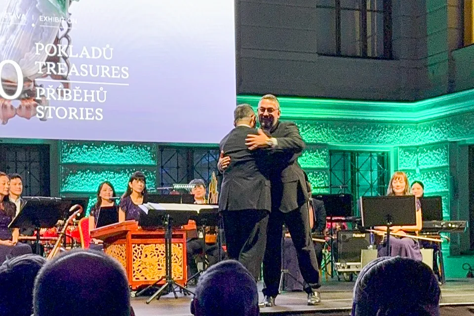 蕭宗煌(左)與盧卡其(右)相擁紀念。國立故宮博物院提供