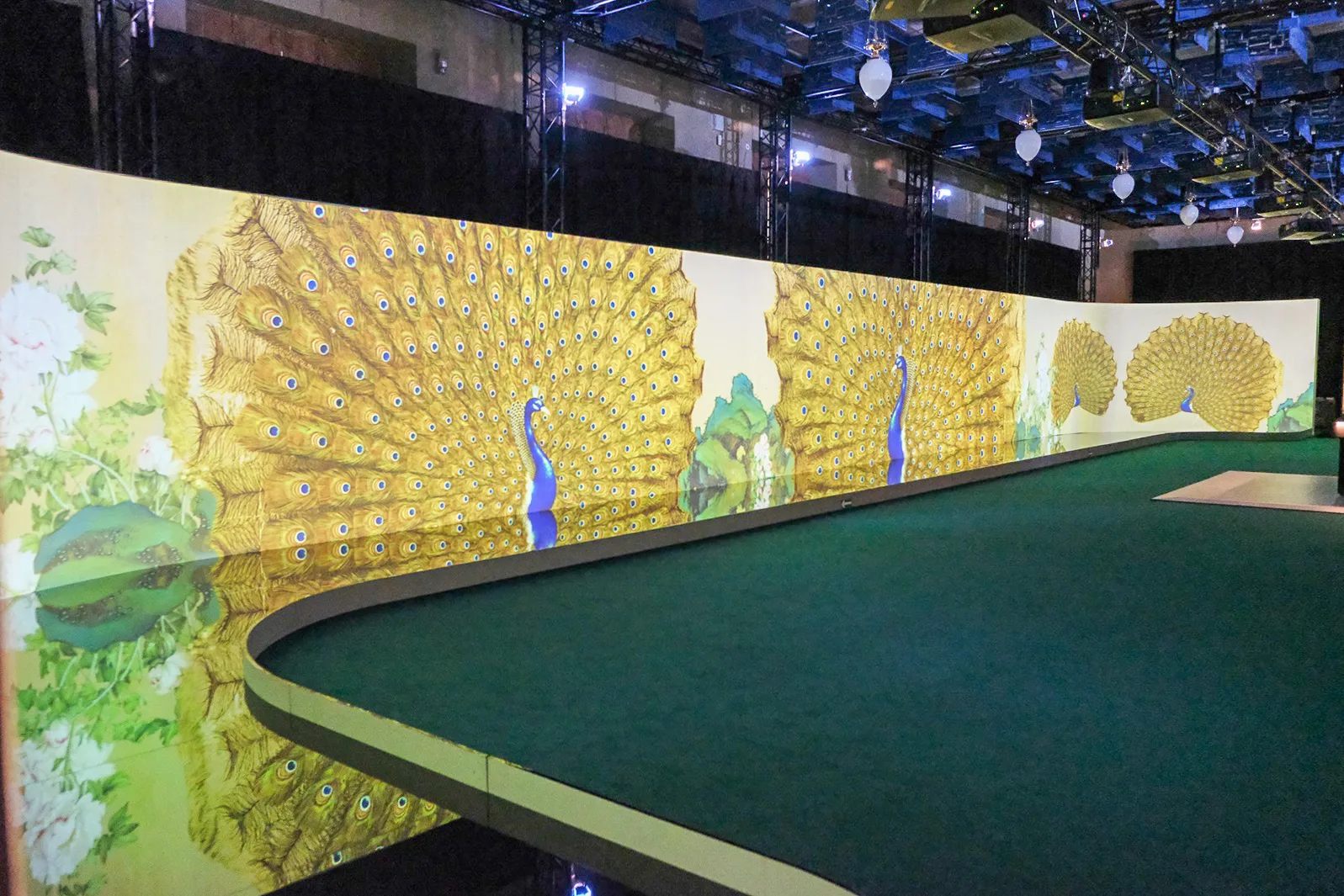 捷克「故宮文物百選及其故事」融合互動裝置與燈光投影。國立故宮博物院提供