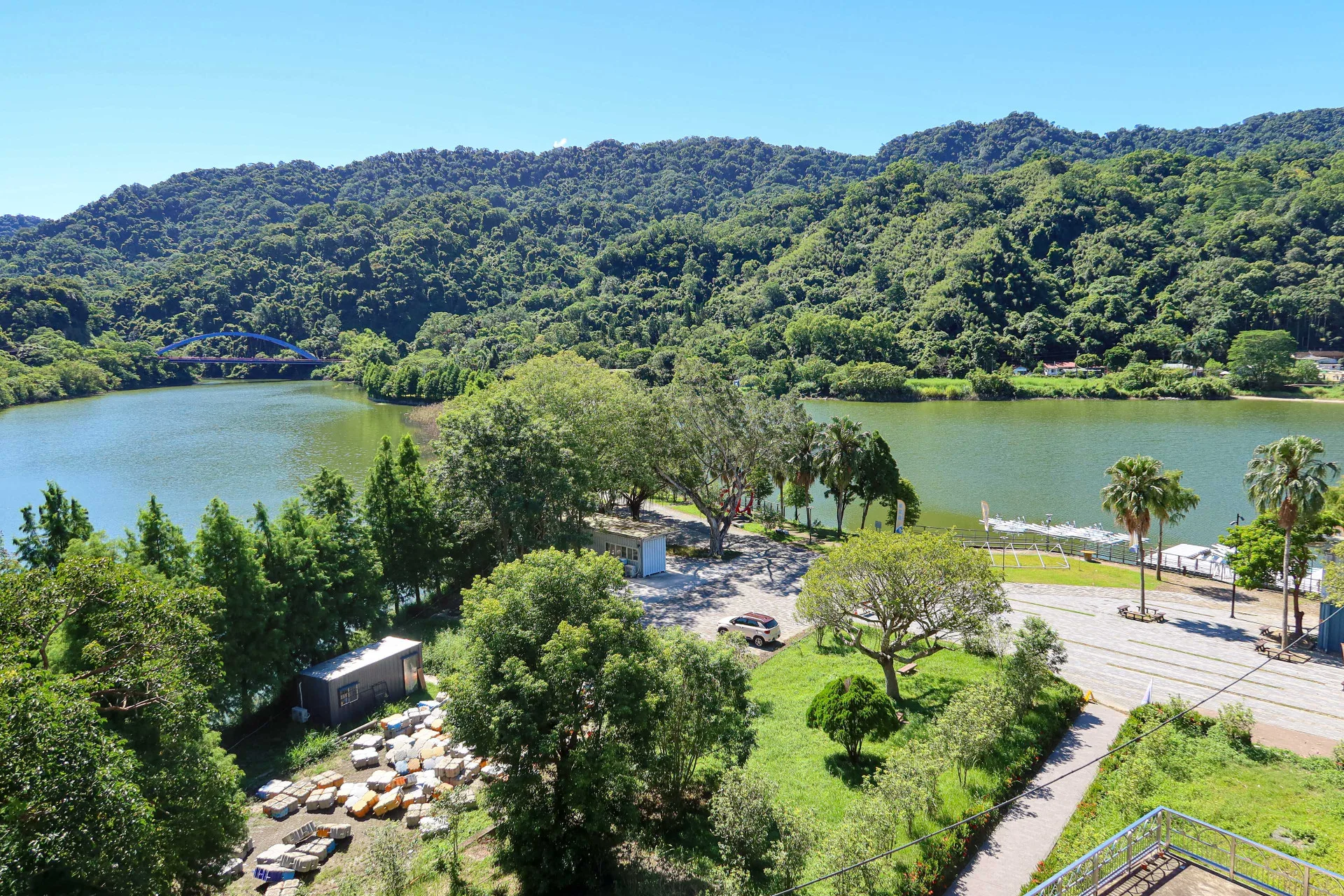 明德水庫完工蓄水後，永春宮四週淹成湖面，前左是老田寮溪流，前右是海棠島湖面。何來美攝