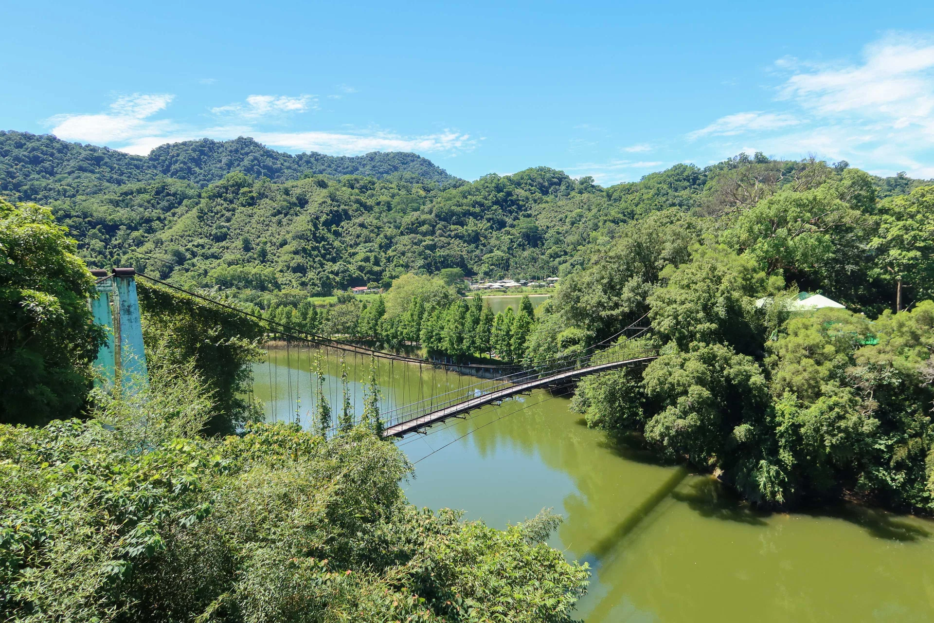 永春宮建在石凸仔，淹成湖面後，有吊橋相連。何來美攝