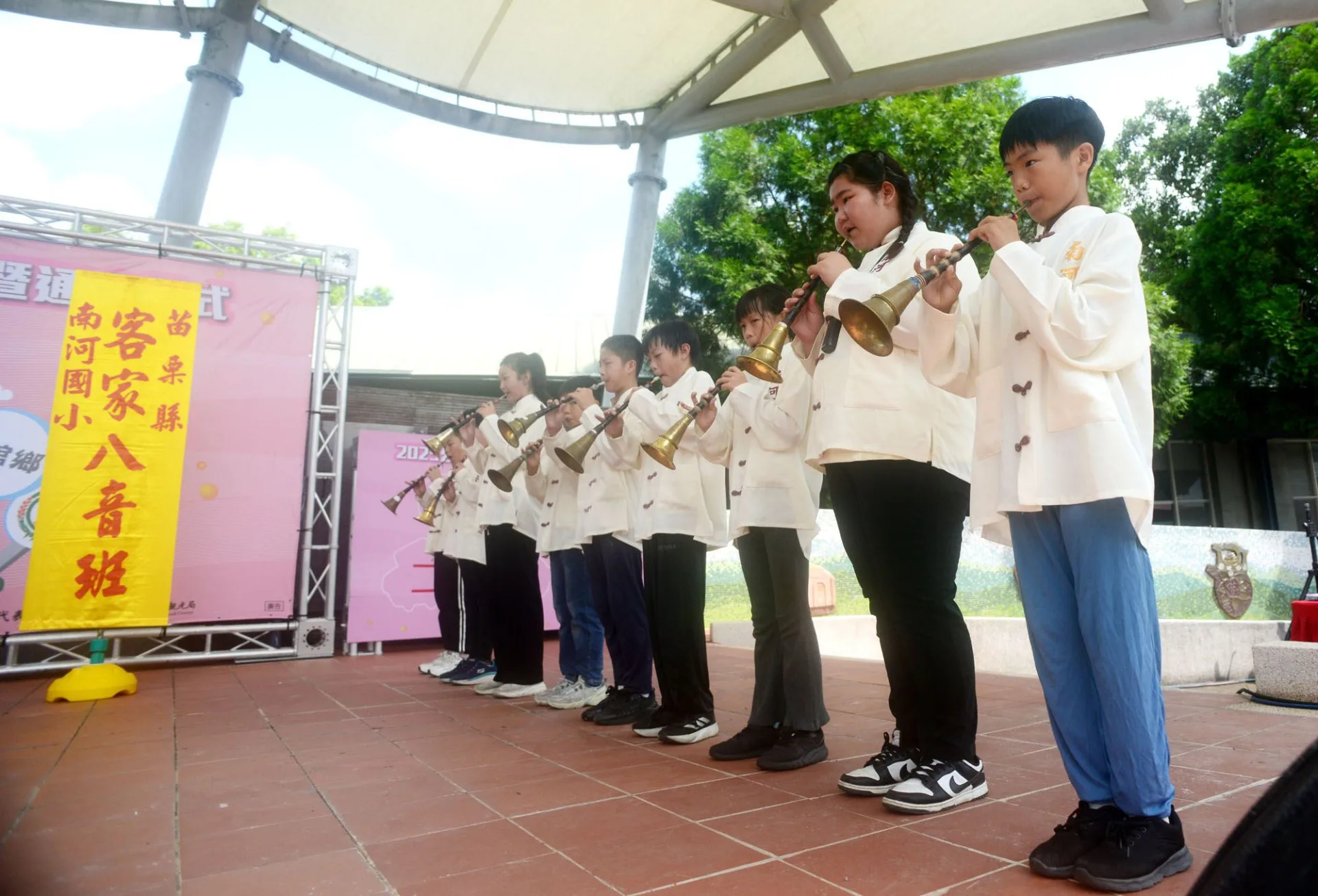 南河國小演奏客家八音，慶祝公館鄉幸福巴士啟動。