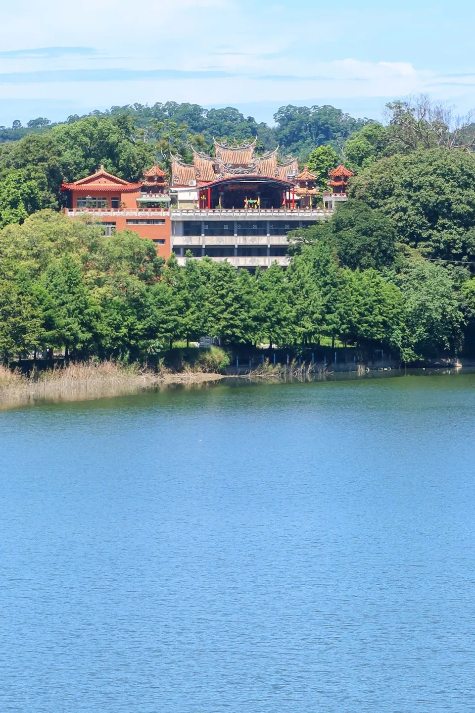 明德水庫永春宮原名海棠宮，始建於1847年，以前是坐東向西，順著老田寮溪流；現是坐西向東，迎（逆）著老田寮溪流。何來美攝