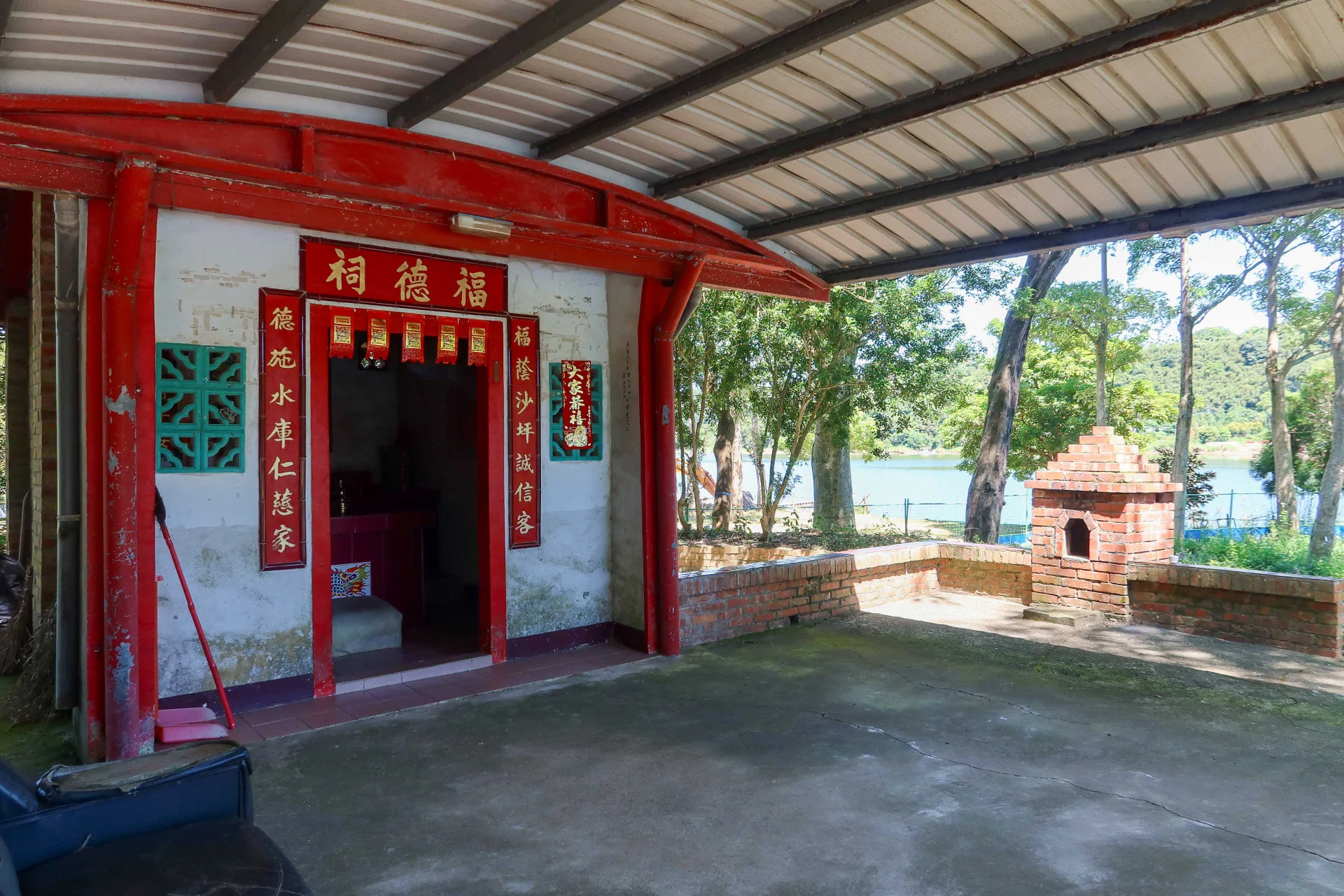 海棠島南側的沙坪土地公廟，位於黃屋伙房（電影「魯冰花」拍攝地）前，環境清幽。何來美攝