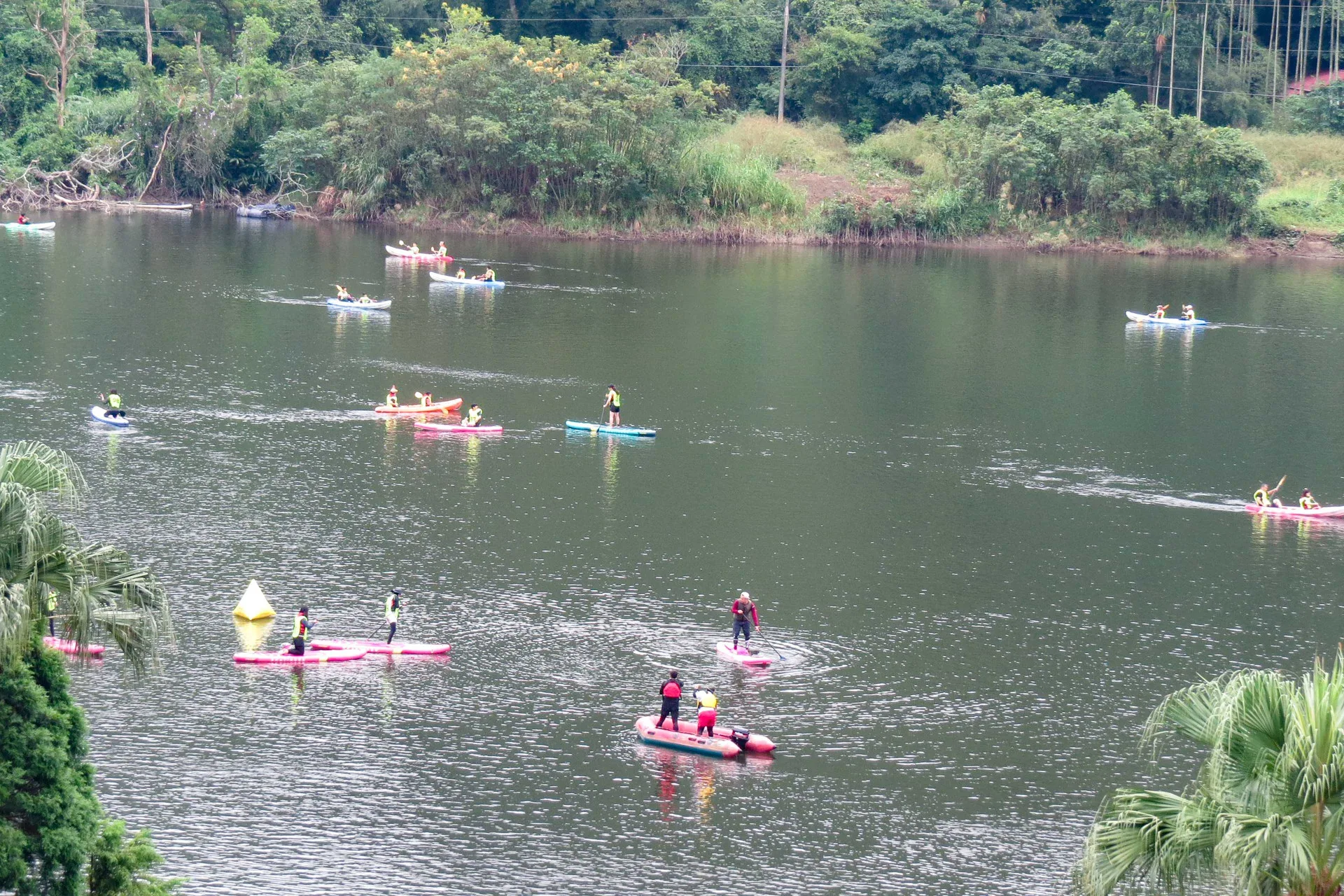明德水庫海棠島湖面的水上遊樂設施。何來美攝