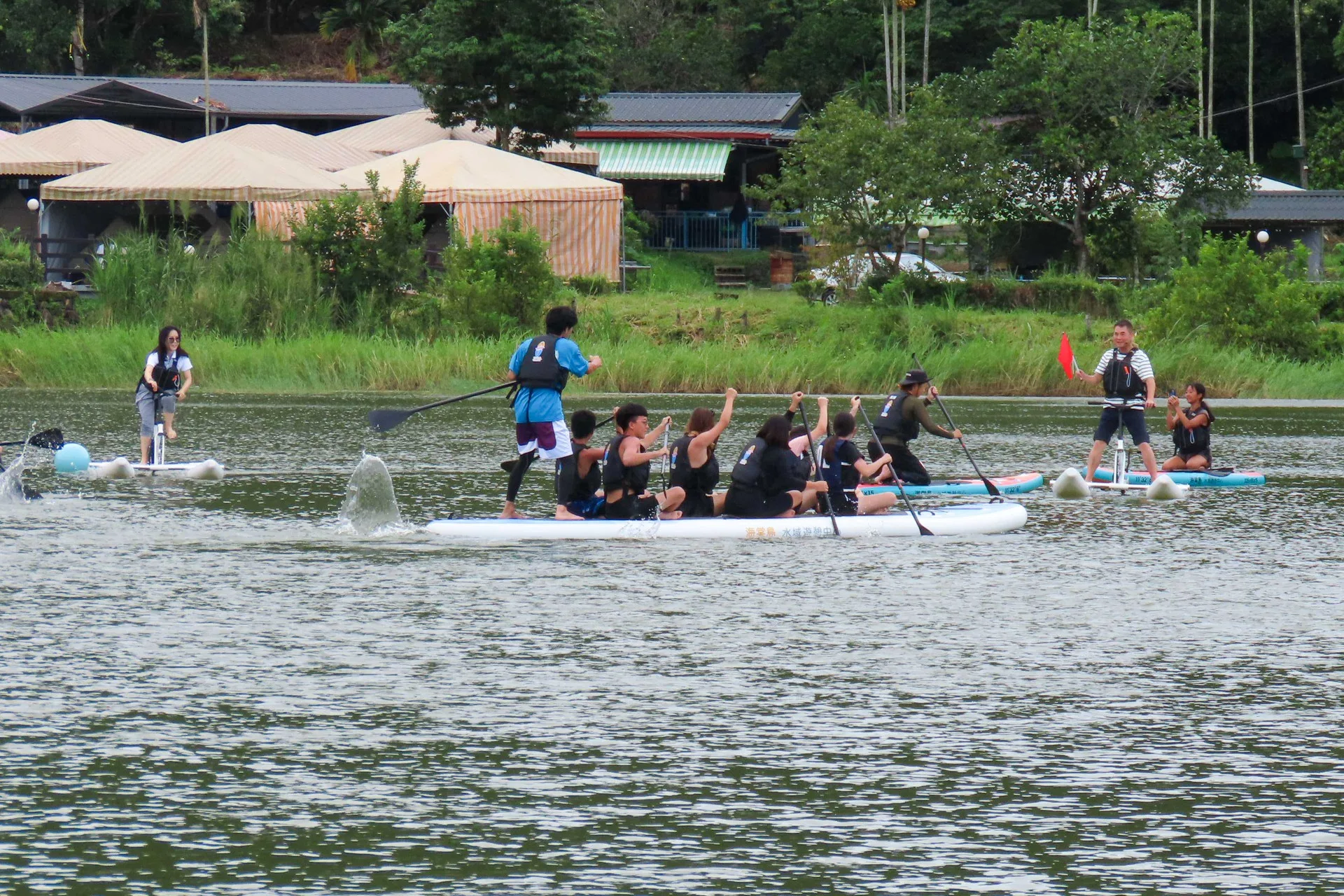苗栗縣長鍾東錦（右）在海棠島湖面與青年同樂，當小艇競賽裁判。范榮達提供