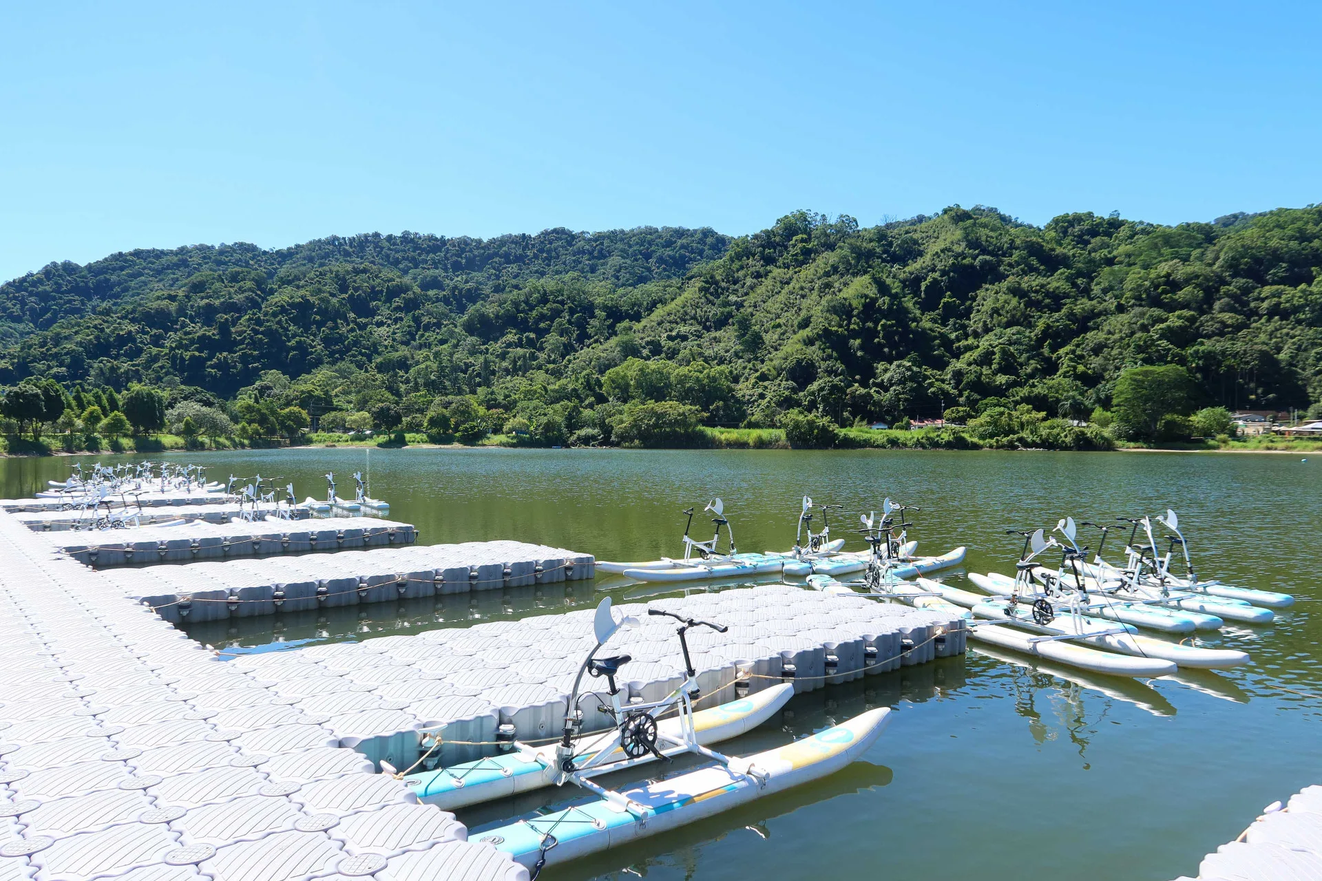 明德水庫海棠島湖面的水上遊樂設施。何來美攝