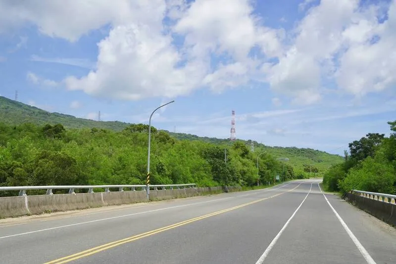 縣道200線完成全長10公里、拆除302根電桿的地下化工程。屏東縣政府提供