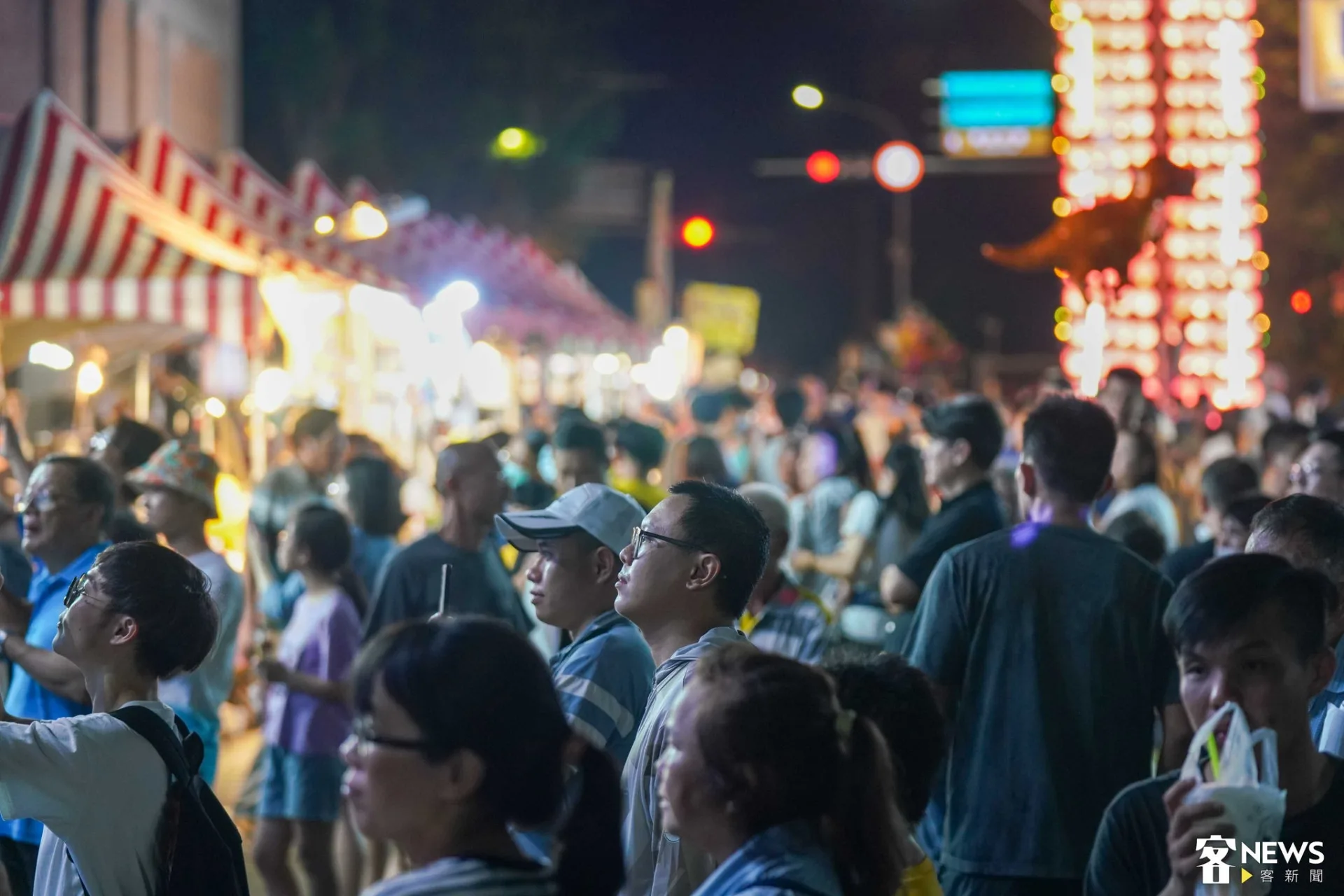 關西民眾圍觀特等獎神豬。李台源攝