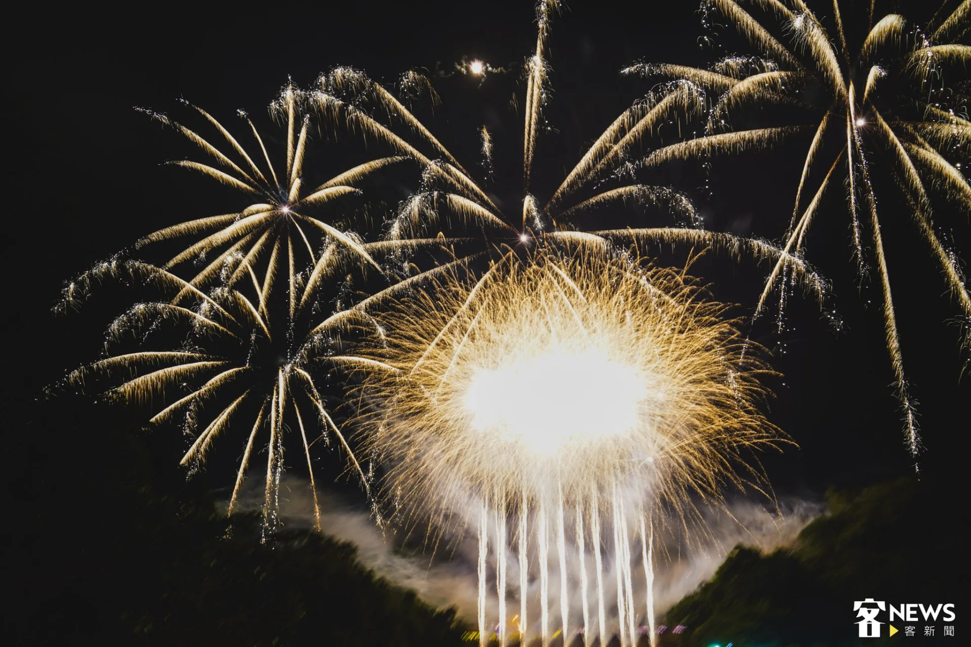 2025年義民祭煙火在關西東安古橋下施放。朱愷元攝