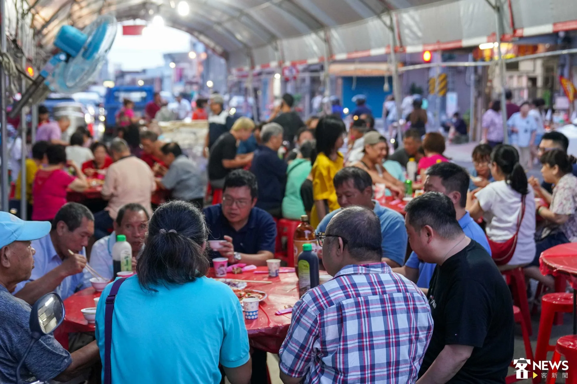 2025義民祭關西聯庄11日晚間，爐主家宴客。李台源攝