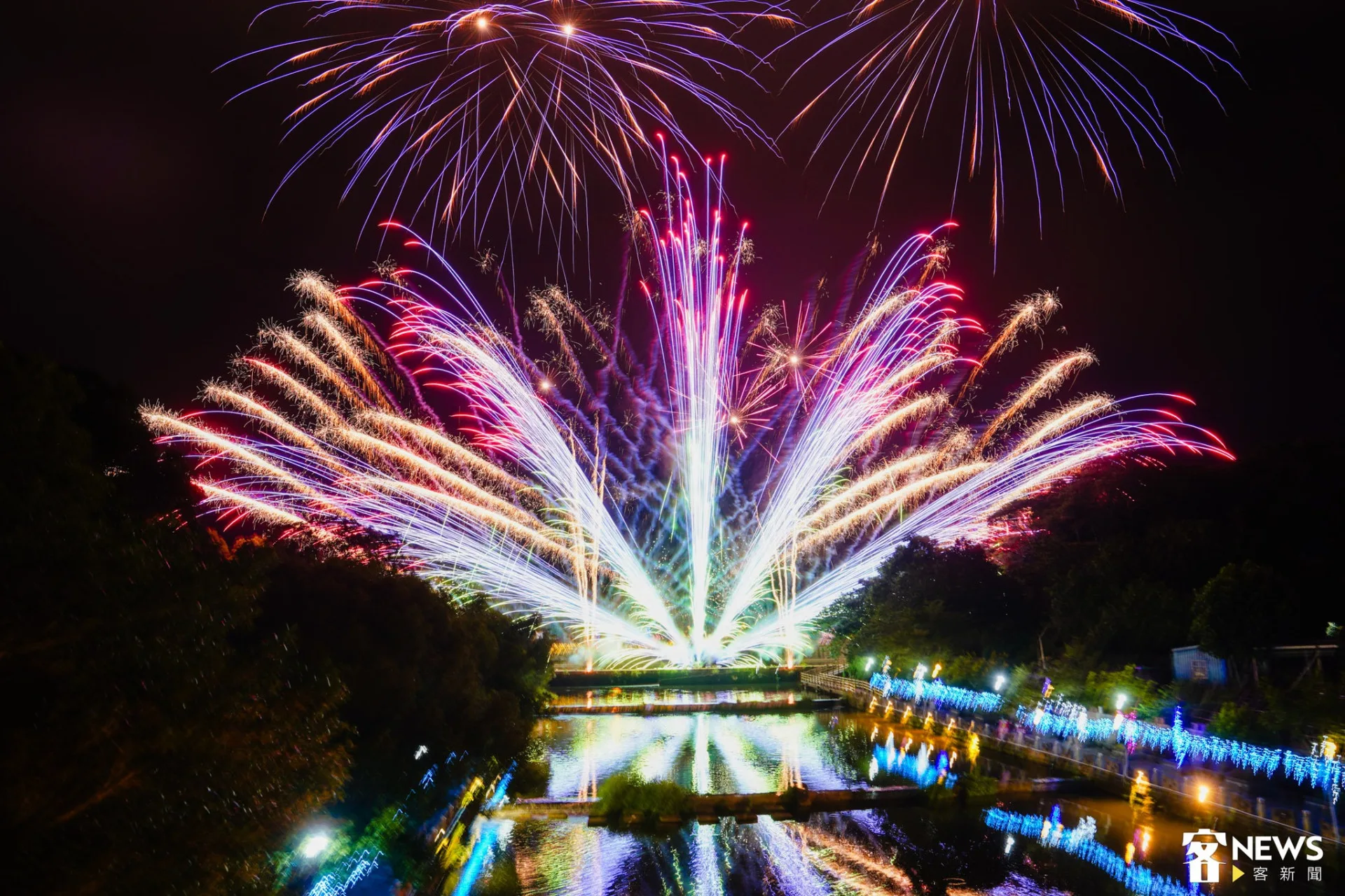 2025年義民祭煙火在關西東安古橋下施放。朱愷元攝