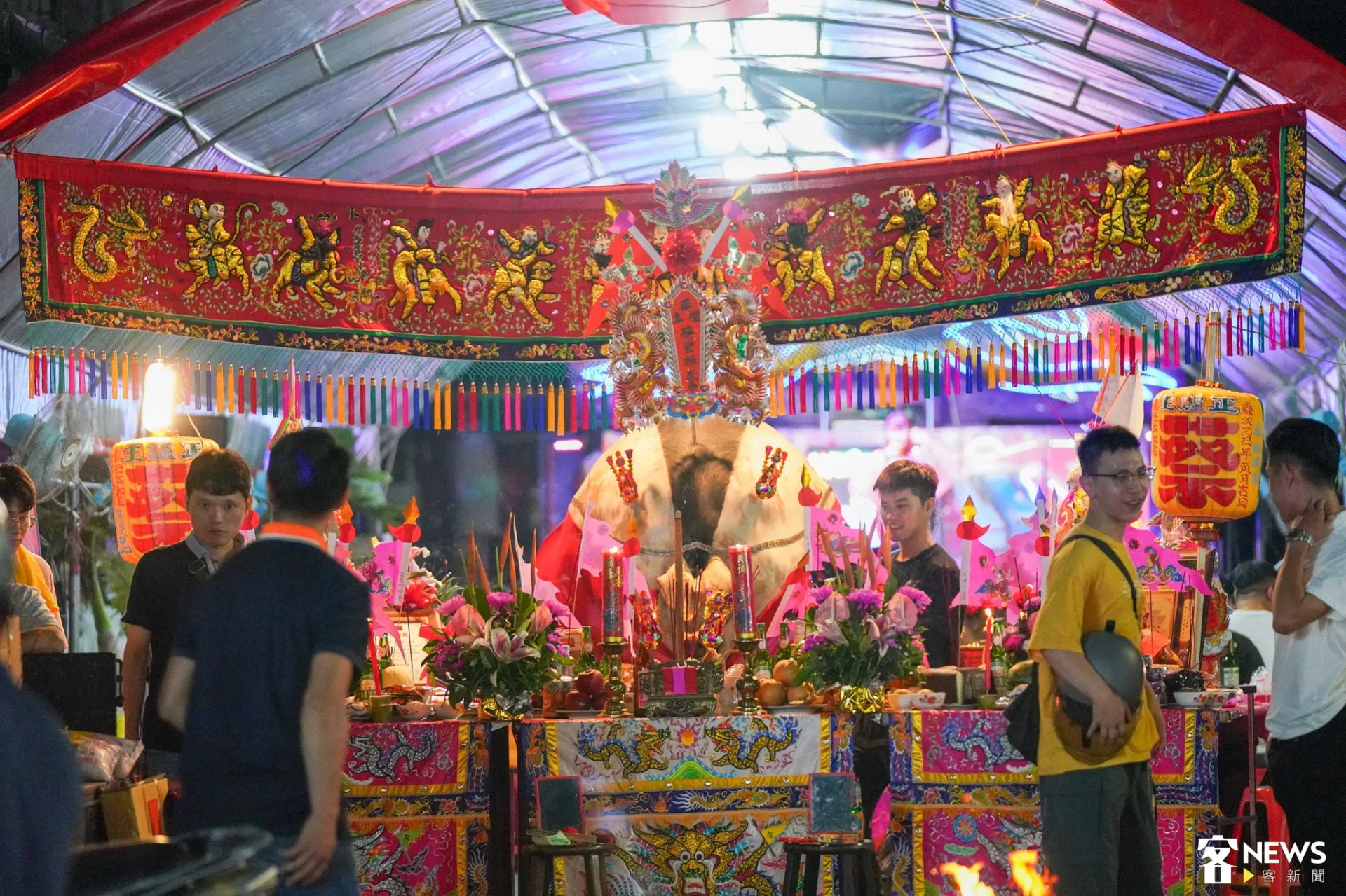 輪值義民祭的關西聯庄11日晚間，20多家爐主都設壇獻祭、宴客同祈平安。朱愷元攝