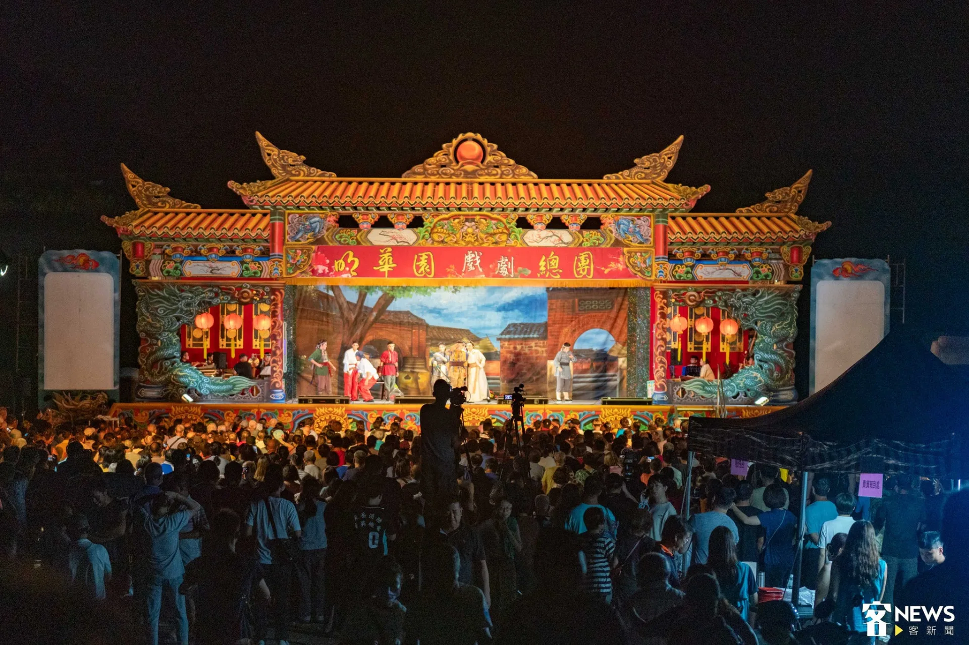 2025義民祭明華園總團演出，吸引5千多人到場觀賞。李台源攝