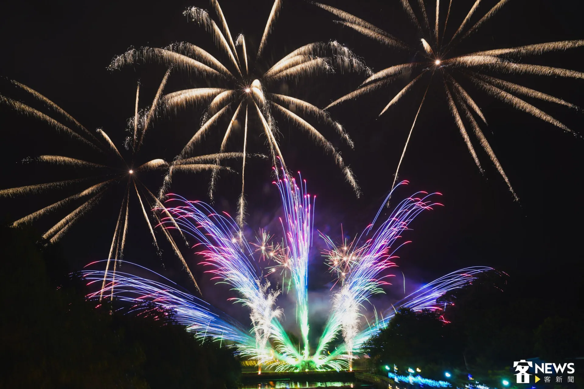 2025年義民祭煙火在關西東安古橋下施放。朱愷元攝