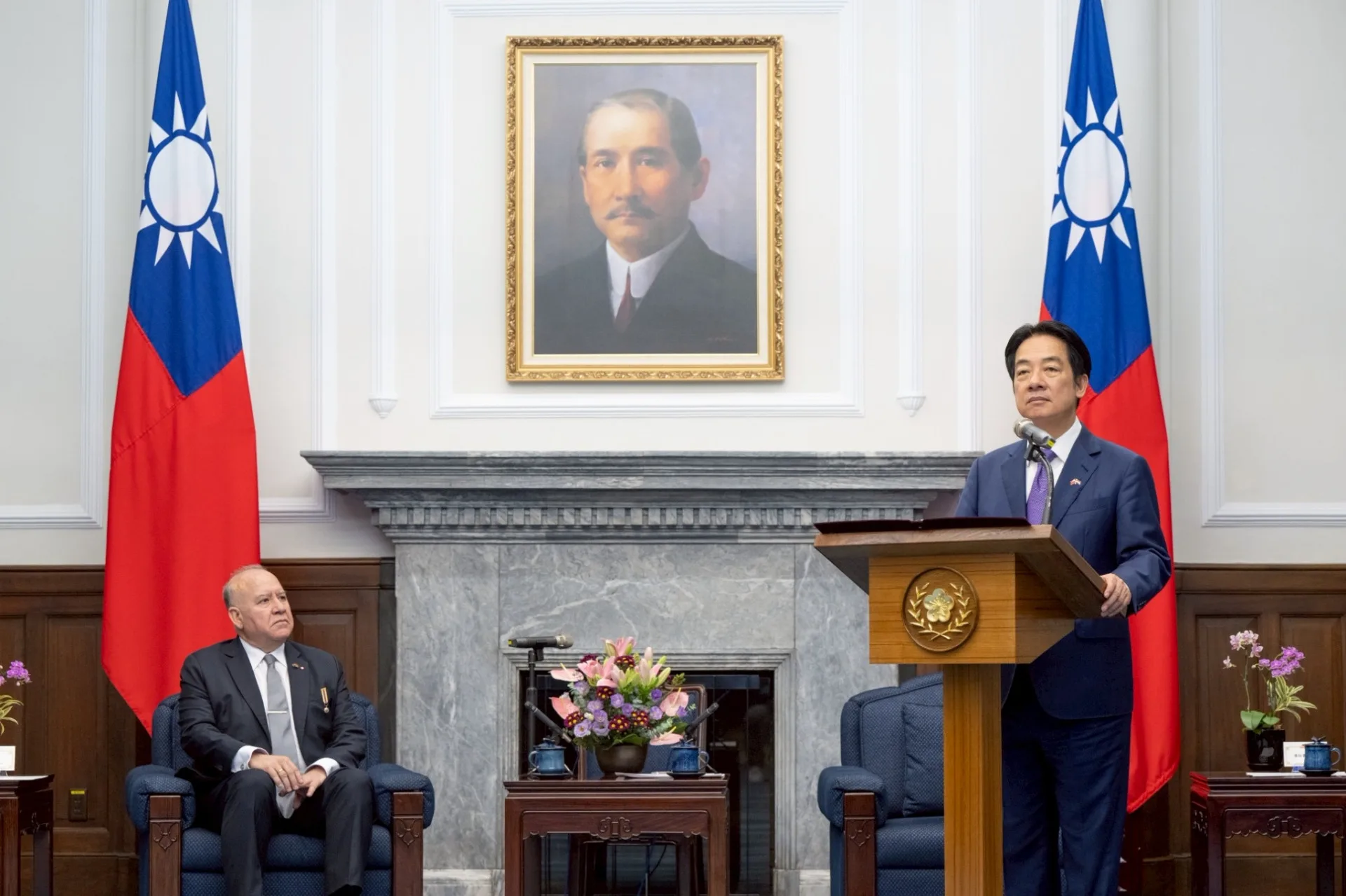 賴清德接受巴拉圭共和國新任駐台特命全權大使傅達耀呈遞到任國書。總統府提供