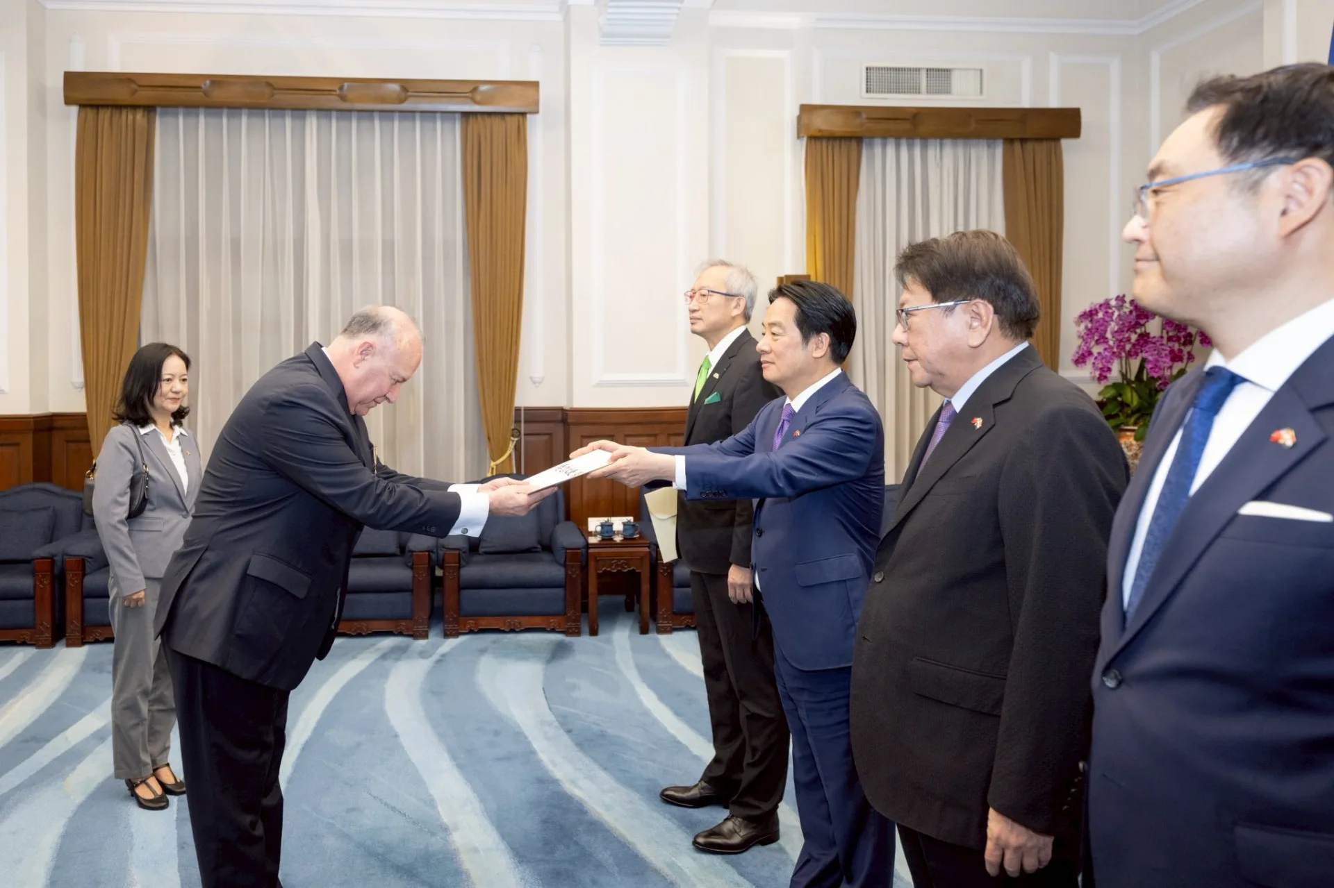 賴清德接受巴拉圭共和國新任駐台特命全權大使傅達耀呈遞到任國書。總統府提供