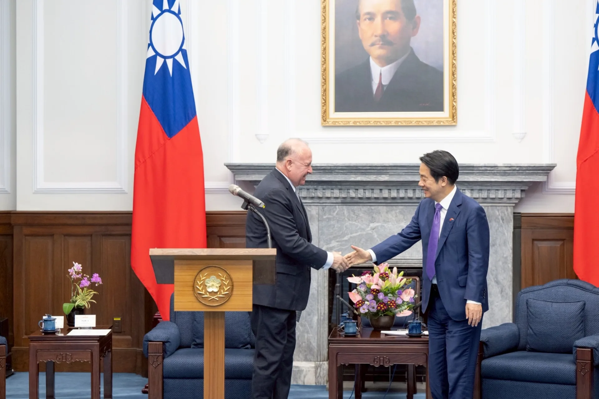 總統賴清德(右)12日在總統府接受巴拉圭共和國新任駐台特命全權大使費拉迪加(左)呈遞到任國書,兩人握手致意。總統府提供