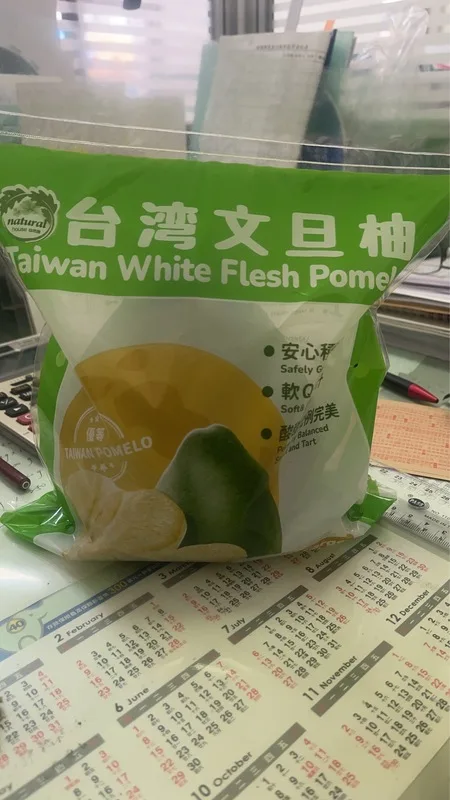 新加坡貿易商今年嘗試進口花蓮縣瑞穗鄉文旦柚，並在大型超市上架，相較過往以箱販售，單粒販售對品質要求更高，包裝也以中英文標示，標示產地來源、產品資訊及食用方法。瑞穗鄉農會提供