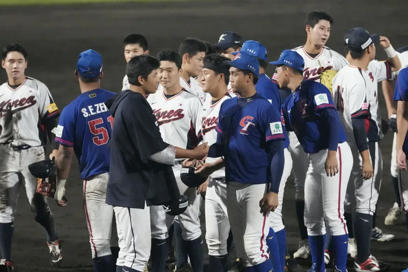 U18世界盃棒球賽台灣隊複賽首戰11日迎戰韓國隊，台灣開賽時守備有狀況，讓韓國抓到機會攻下4分，台灣僅在5局時追回1分，終場以1比8吞敗，賽後雙方球員互相致意。中央社
