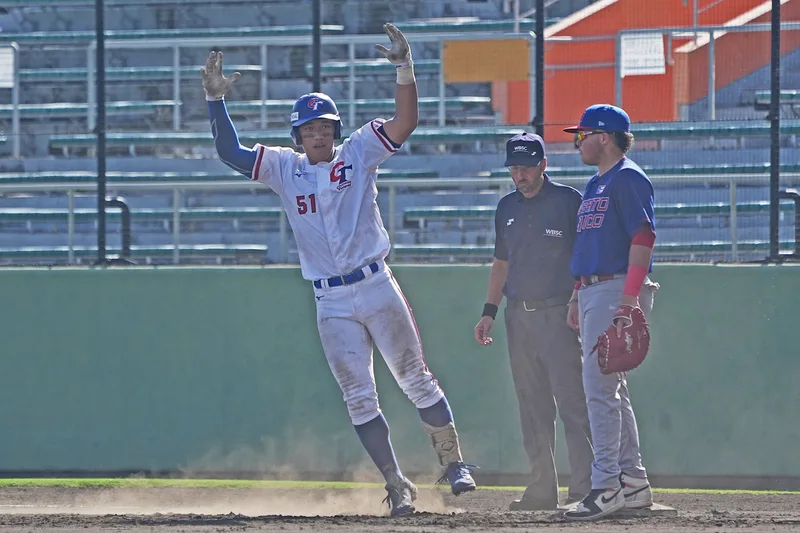 U18世界盃棒球賽台灣隊12日複賽第2戰與波多黎各交手，6局下，台灣打者曾聖恩（左）敲出這場比賽全隊第一支安打，在壘上揮手慶祝。中央社