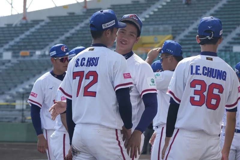 3局上，台灣游擊手許書誠（前左）完成守備後下場，隊友劉任右（中後）上前互動鼓勵。中央社