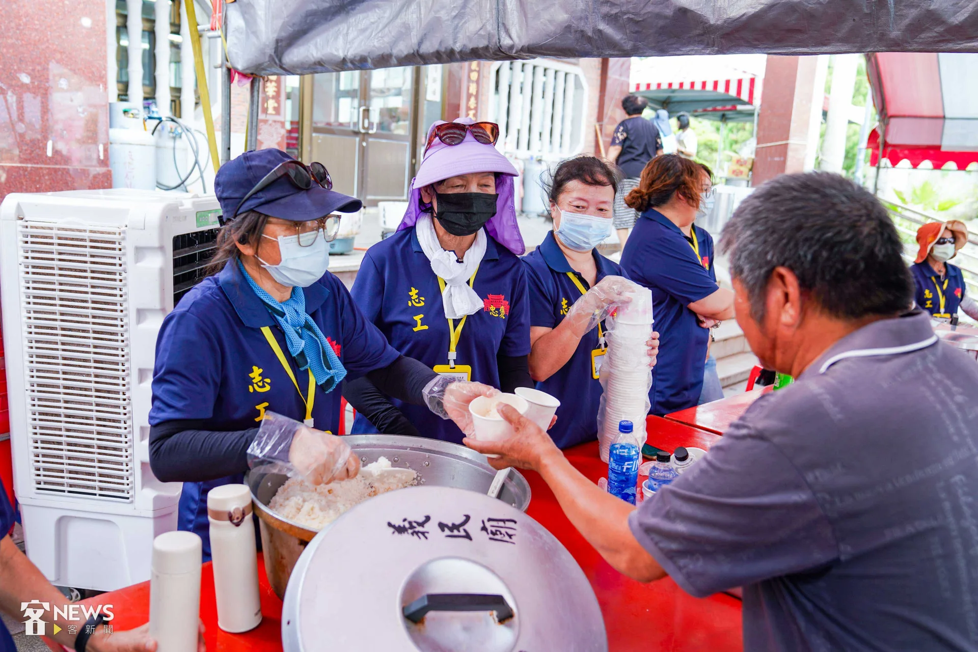 義民祭糖粥寓意是讓信眾祈求平安。李台源攝