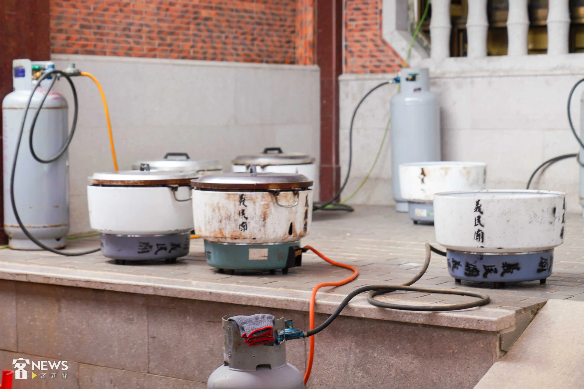 每個大鍋可煮十斤白米，義民祭期間一天要煮上好幾十鍋。李台源攝