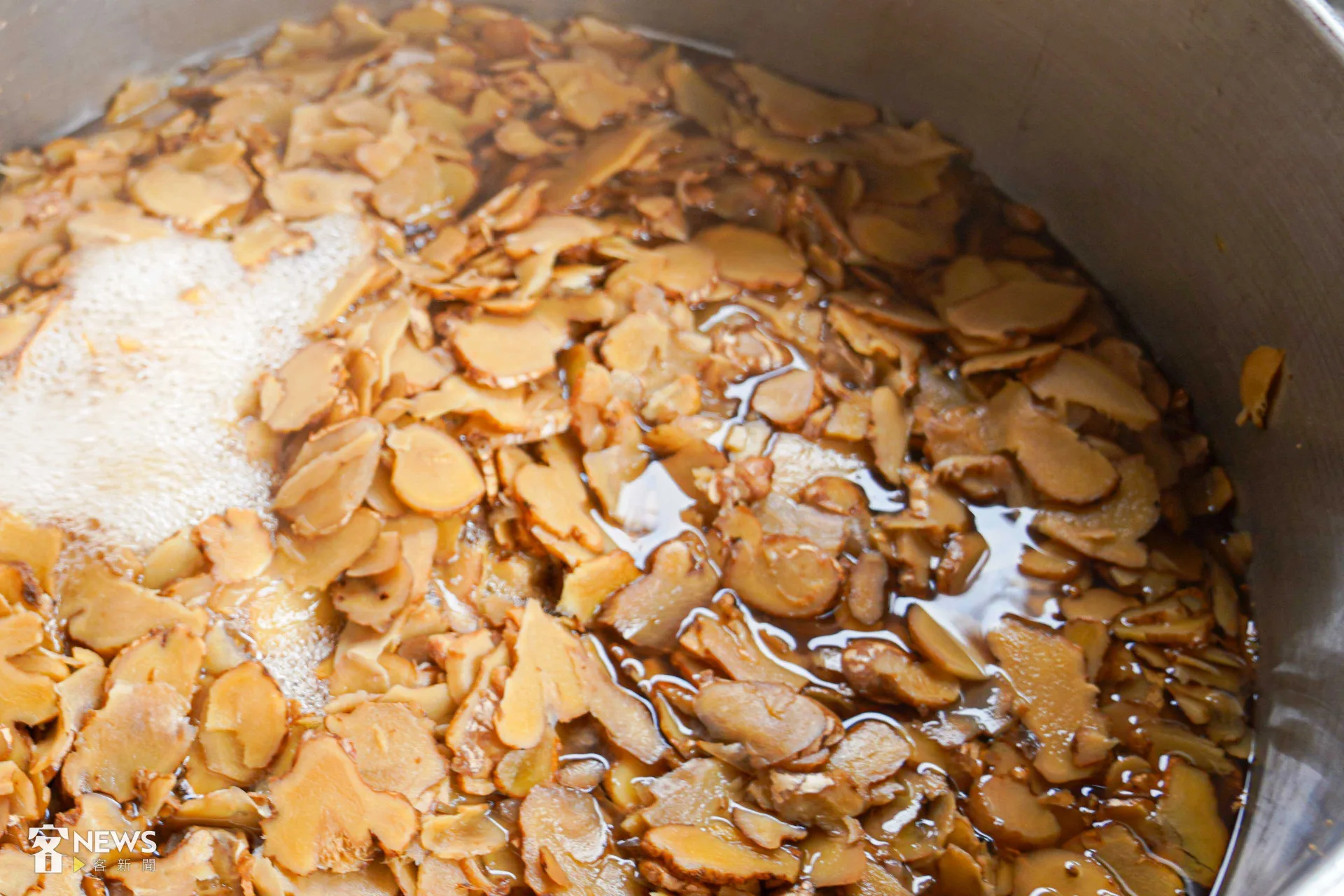 一鍋糖薑要用50斤的薑、50斤的黃糖、50斤的水，熬煮16小時。李台源攝