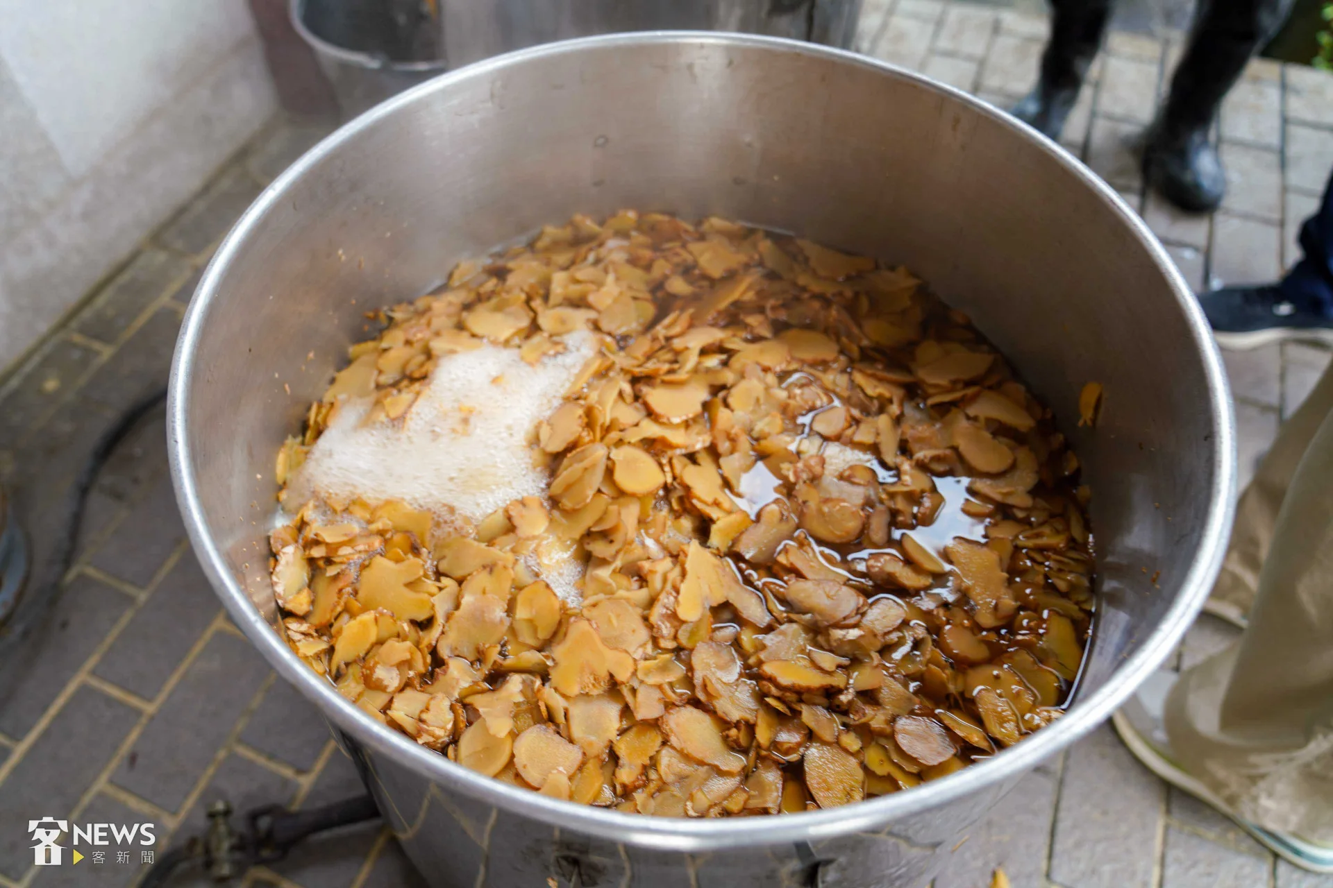 這是熬煮近8小時左右的糖薑，顏色尚淺，還要再繼續熬煮8小時，讓紅糖完全沁入薑片。李台源攝