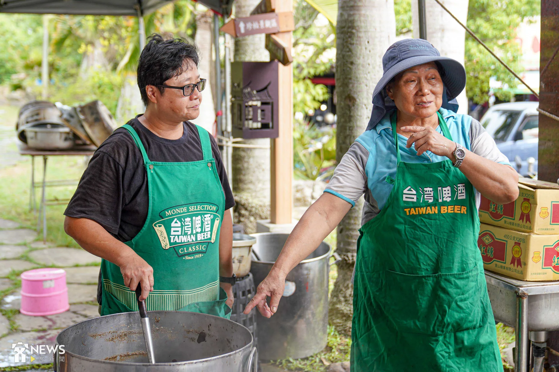 林沛晴（右）熬煮糖薑經驗豐富，他說紅糖、薑、水的比例各約為一比一。李台源攝