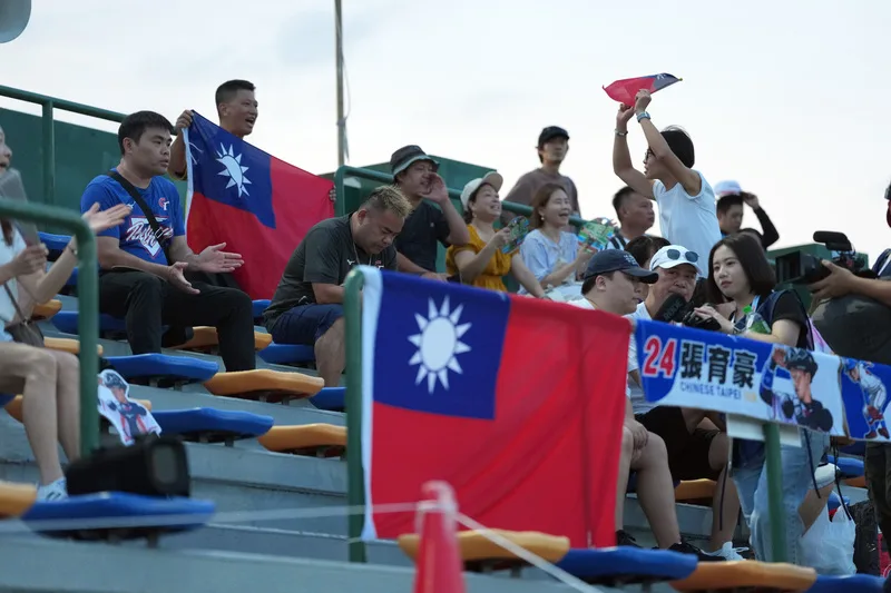 U18世界盃棒球賽超級循環賽昨（11）日首戰韓國，民眾帶著國旗為選手加油。中央社
