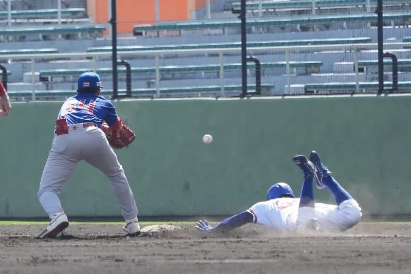 3局下，台灣隊打者蔡琞傑（右）靠著對方守備暴傳失誤上壘。中央社