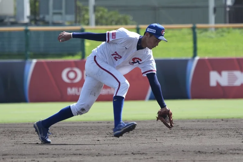 游擊手許書誠繼續先發、改打9棒。總教練廖宏淵說，不能因一場不好就不用，不希望球員產生心魔。圖為3局上，波多黎各選手擊出滾地球，許書誠（圖）接傳時受到矚目。中央社