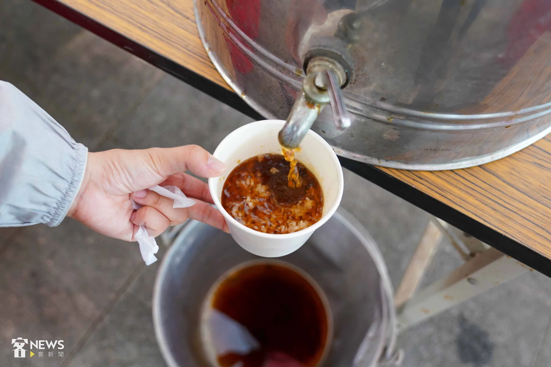 義民祭糖粥寓意是讓信眾祈求平安。李台源攝