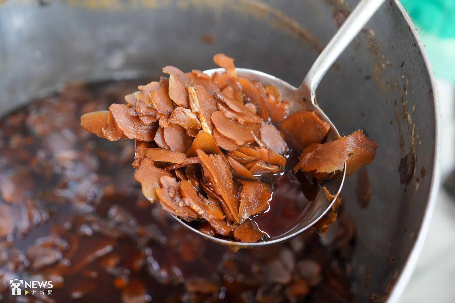 這是熬煮16小時的糖薑，顏色明顯較僅熬煮8小時的深了許多，吃起來完全不辣口。李台源攝