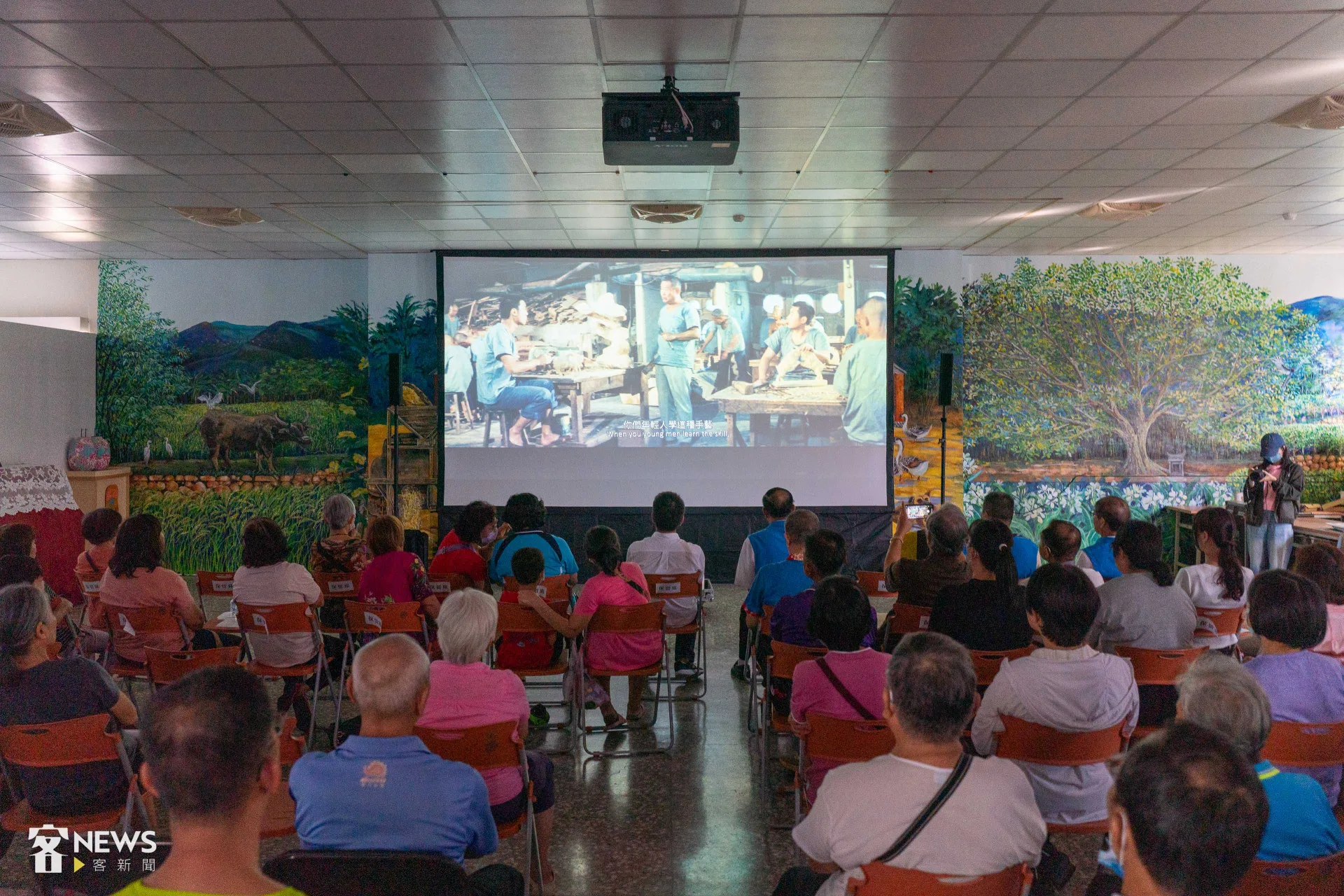 客傳會替電影《小城故事》重新配上客語,回到三義鄉立圖書館放映。李台源攝