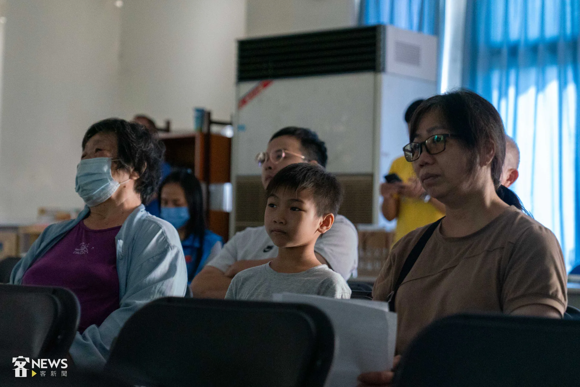 三義鄉親攜家帶眷觀賞《小城故事》客語修復版。李台源攝